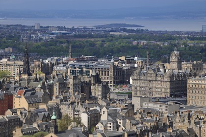 Royaume-Uni, Ecosse, Edimbourg, vue sur la ville qui s'étend jusqu'au Firth of Forth depuis l'Arthur's seat