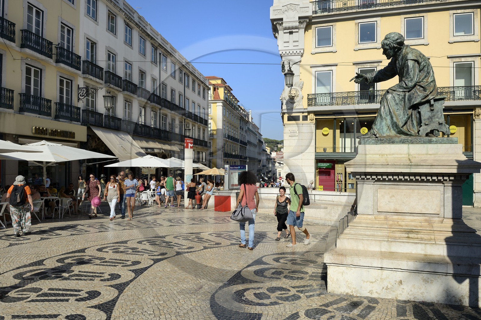 Portugal, Lisbonne, quartier du Chiado, la place largo do Chiado et la statue du poète Antonio Ribeiro Chiado