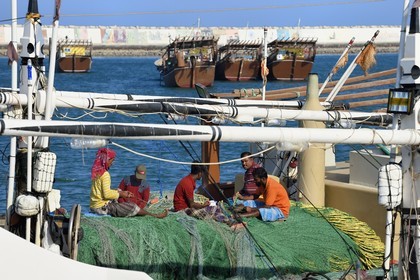 Sultanat d'Oman, gouvernorat de Ash Sharqiyah, port moderne de Sour, pêcheurs sur un boutre