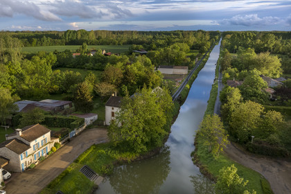 France, Vendée (85), Bouillé-Courdault, le port fluvial de Courdault au bout du canal de la Vieille-Autise et son ancien chemin de halage (vue aérienne)