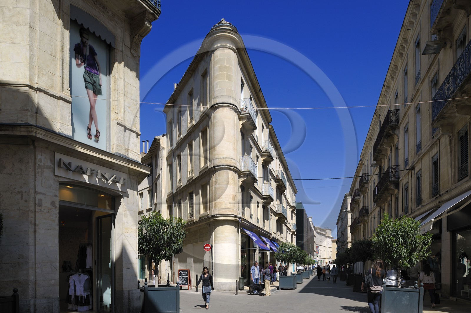 France, Gard (30), Nimes, immeuble dans la rue des Halles