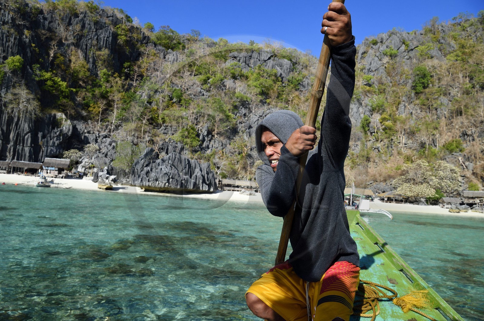 Philippines, Calamian Islands dans le nord de Palawan, Coron Island Natural Biotic Area, plage de Banul Beach au pied des murs géants des falaises de calcaire, batelier