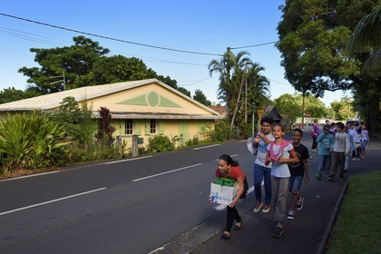 France, Ile de la Reunion, sortie scolaire à Bois Blanc et case créole traditionnelle