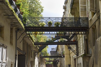 France, Meurthe-et-Moselle, Nancy, la rue des Ecuries with its private walkways leading to the Pepiniere Park