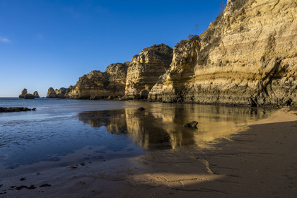 Portugal, Algarve, Lagos, la plage de Praia Dona Ana bordée par des falaises escarpées