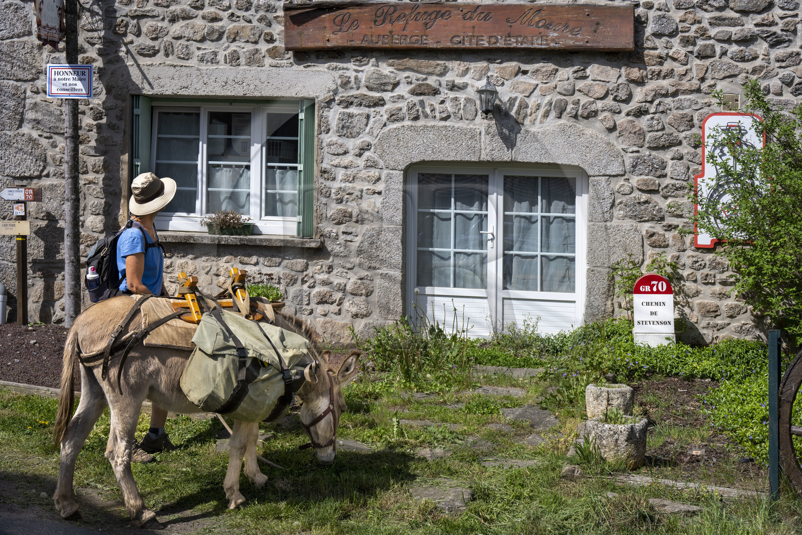 France, Lozère (48), Cheylard-l'Evêque, une escale pour la randonnée avec un âne sur le chemin de Stevenson (GR 70)