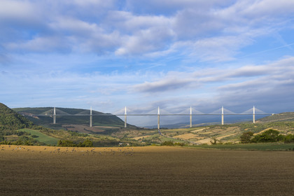 France, Aveyron (12), parc naturel régional des Grands Causses, Millau, le viaduc de Millau des architectes Michel Virlogeux et Norman Foster, entre le Causse du Larzac et le Causse de Sauveterre au dessus du Tarn