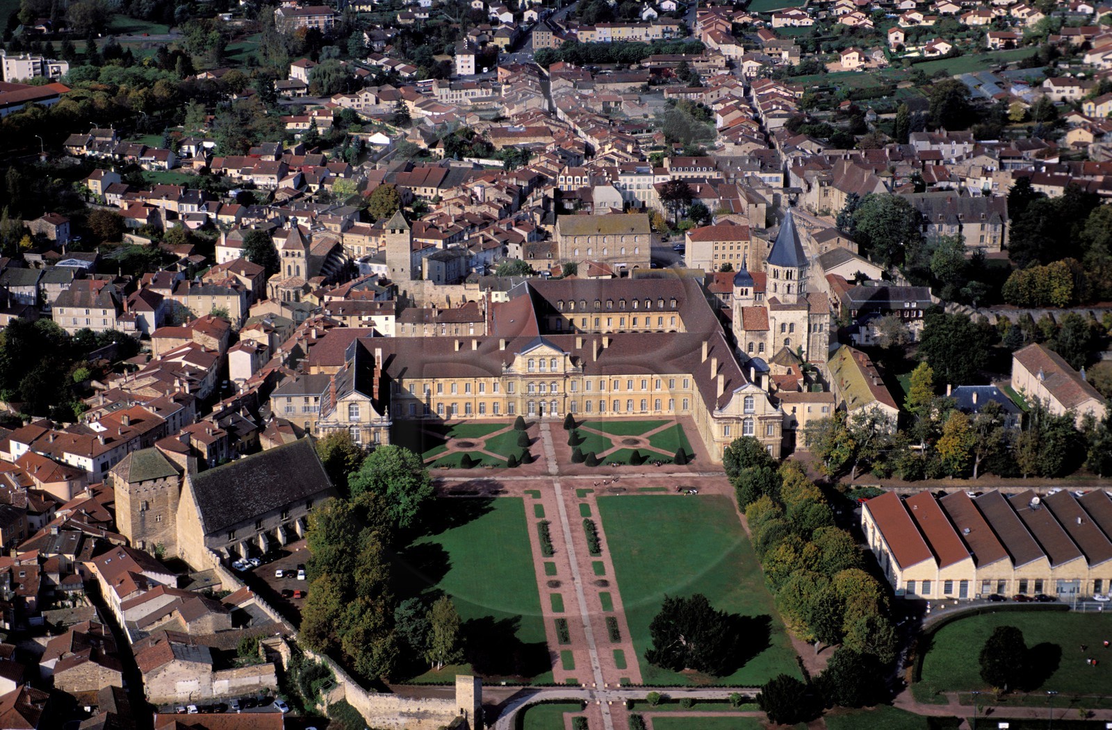 France, Saône-et-Loire (71), Mâconnais, ancienne abbaye de Cluny et la vieille ville (vue aérienne)