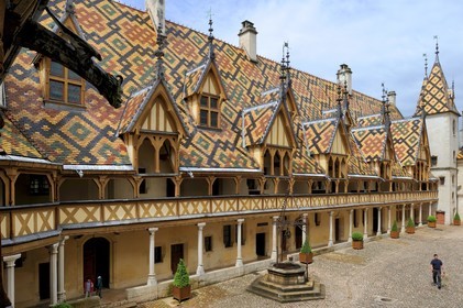 France, Côte-d'Or (21), La cour d'honneur de l'Hôtel-Dieu des Hospices de Beaune, le toit en tuiles émaillées multicolore
