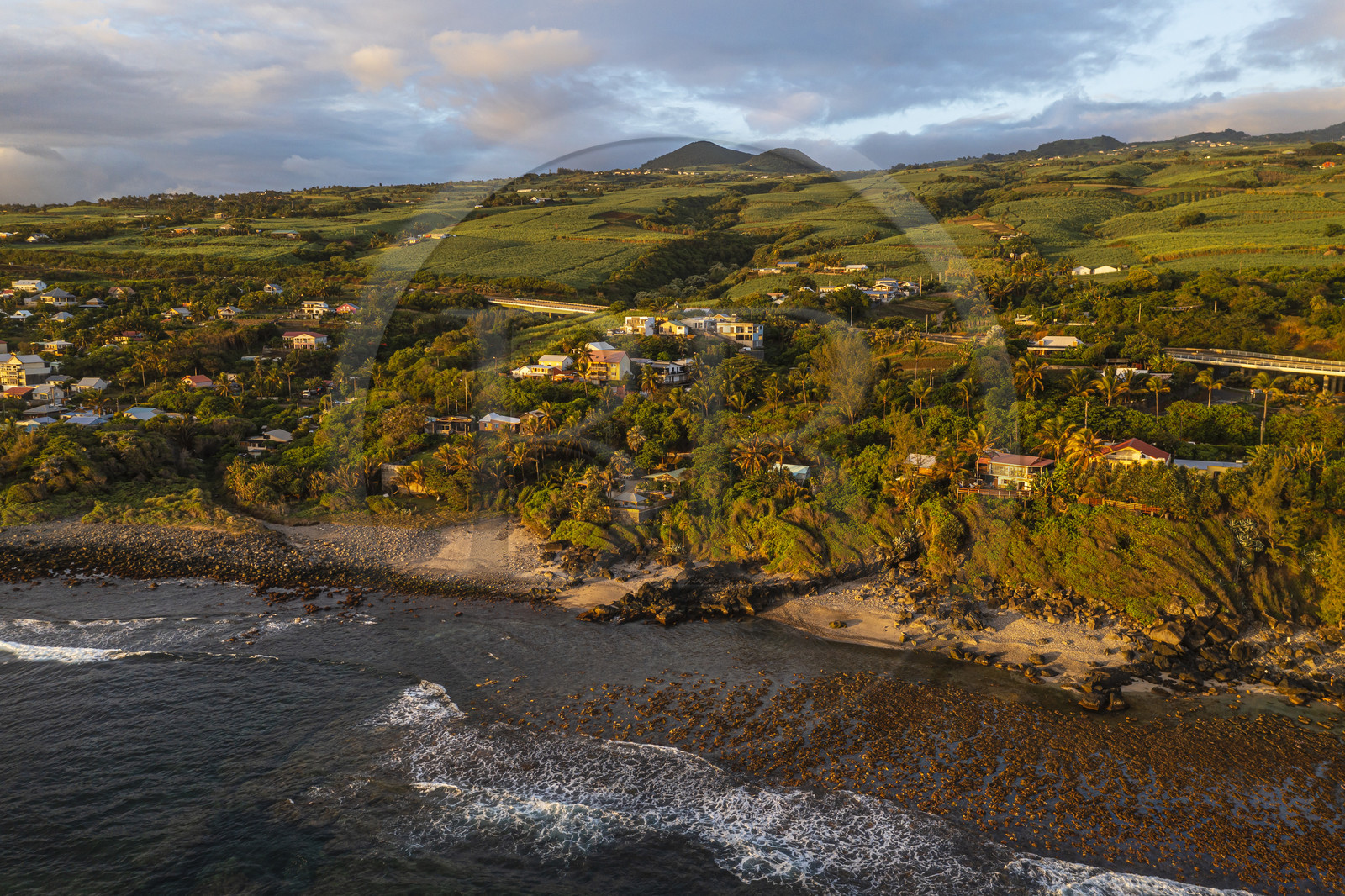France, Ile de la Reunion, Petite-Ile sur la côte sud, plage, rochers et champs de cannes à sucre (vue aérienne)
