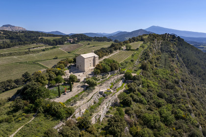 France, Vaucluse (84), Dentelles de Montmirail, Beaumes-de-Venise, la chapelle Saint-Hilaire dont l'implantation date du VIe siècle sur le plateau des Courens et le Mont Ventoux en arrière plan (vue aérienne)