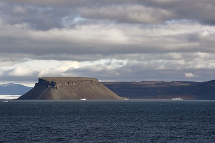 Groenland, cote ouest, Baie de North Star, Wolstenholme fjord, la montagne tabulaire de Dundas (Thulé)