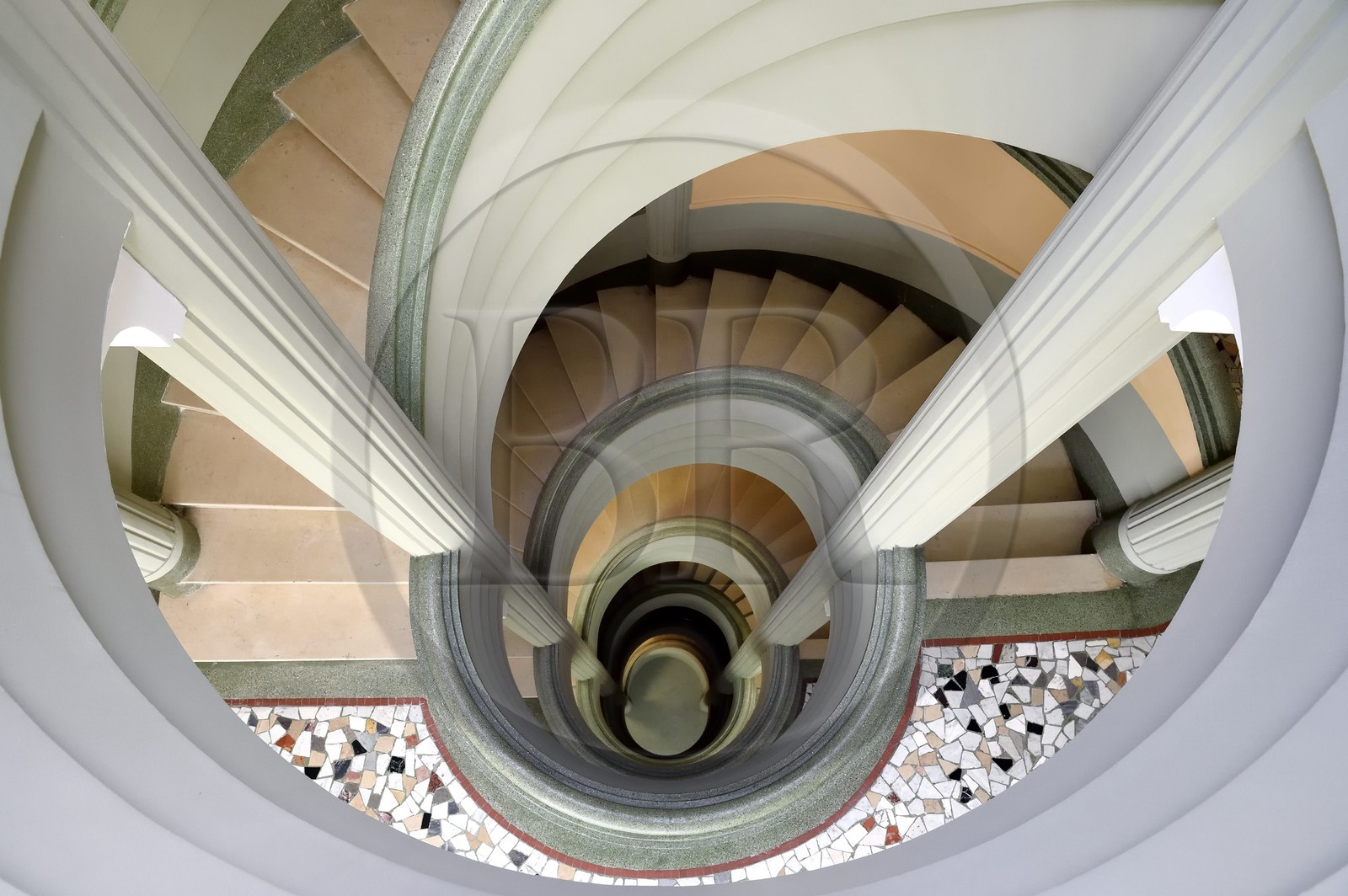 France, Alpes-Maritimes (06), Nice, quartier des Baumettes, l'immeuble Art déco Le Gloria Mansions, l'escalier de service en colimaçon