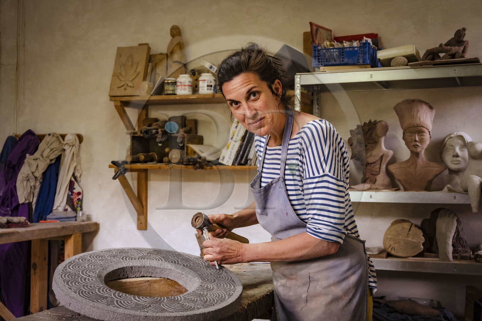 France, Haute-Loire (43), Le Monastier-sur-Gazeille, randonnée avec un âne sur le chemin de Stevenson (GR 70), rencontre avec la sculptrice Lucie Delmas qui a taillé le buste de Stevenson qui trone dans le village