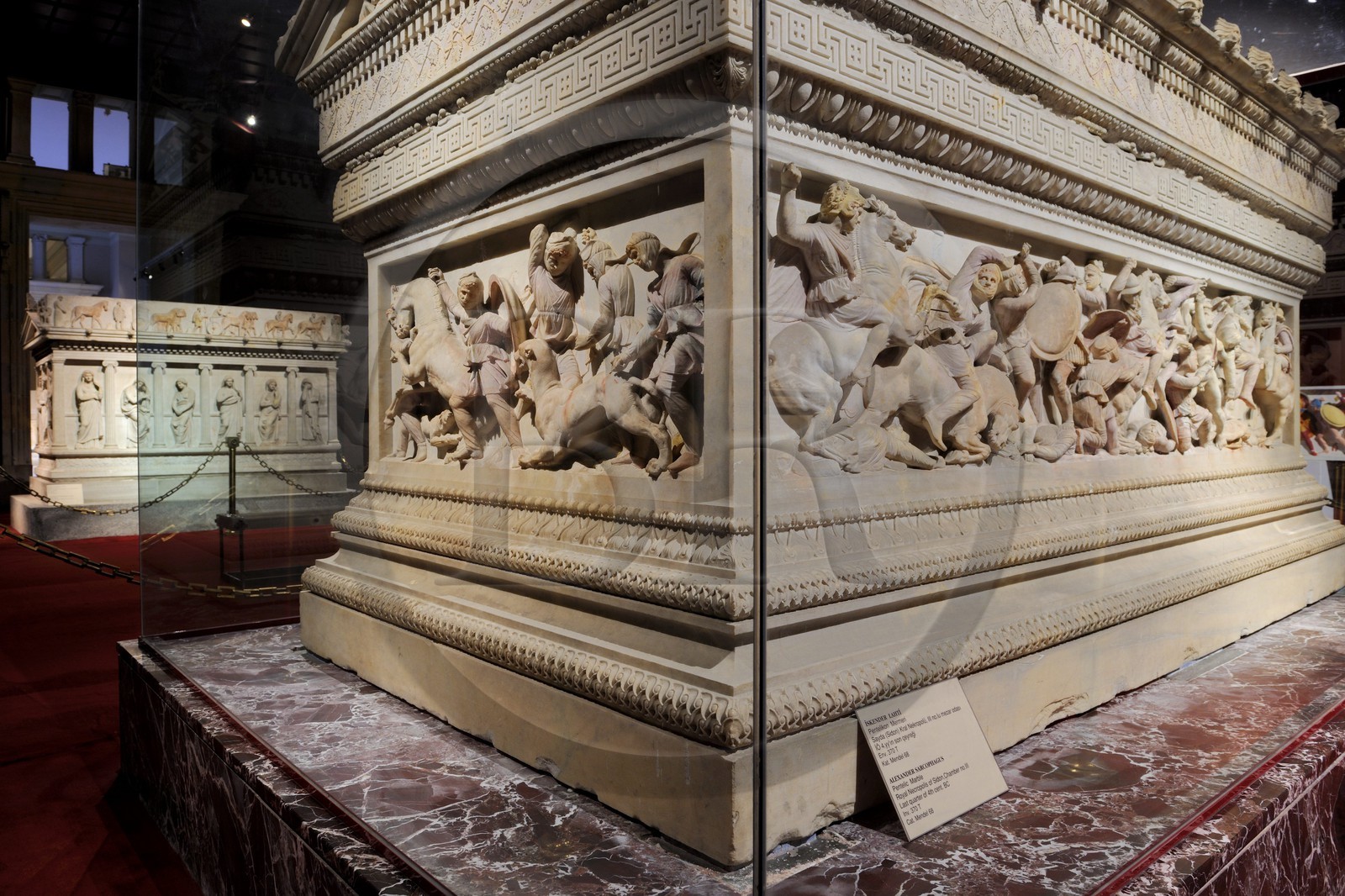 Turquie , Istanbul, centre historique classé Patrimoine Mondial de l'UNESCO, Musées archéologiques d'Istanbul dans les dépendances du Palais de Topkapi, sarcophage d'Alexandre du fin IVe siècle avant JC et sarcophage des pleureuses au fond