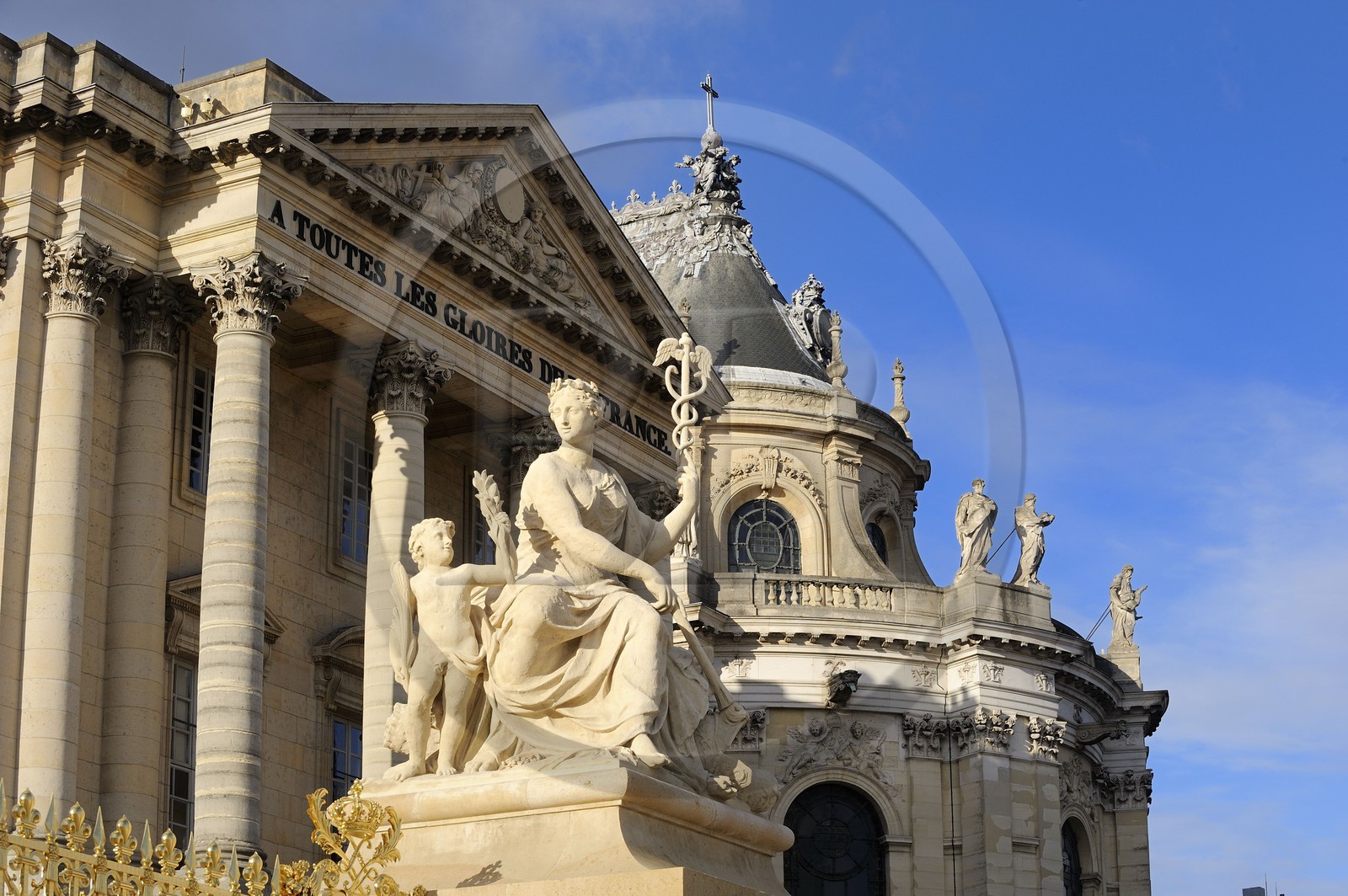 France, Yvelines (78), château de Versailles, classé Patrimoine Mondial de l'UNESCO, statue La Paix de Jean-Baptiste Tuby et la Chapelle Royale