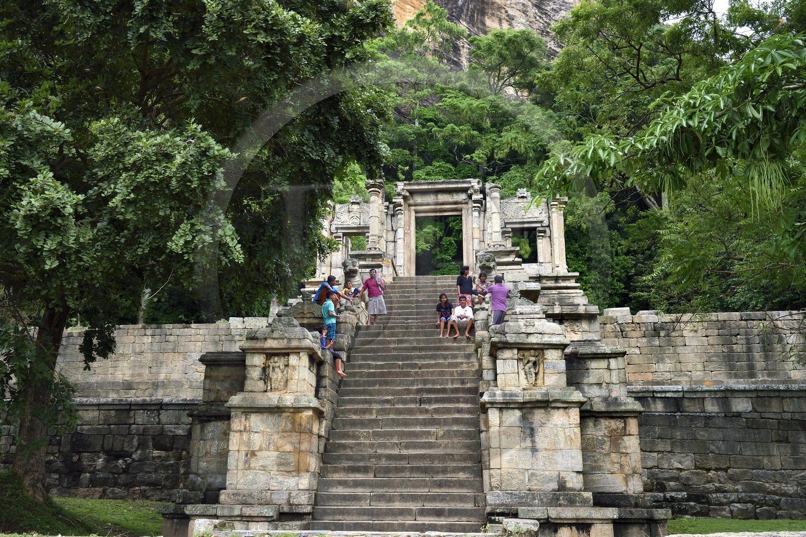 Sri Lanka, Province du Nord Ouest, le grand escalier de la forteresse de granit de Yapahuwa, éphémère capitale du pays au XIIIème siècle