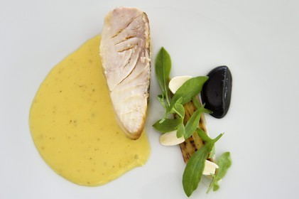 France, Alpes-Maritimes (06), Menton, Restaurant Le Mirazur du Chef doublement étoilé Michelin Mauro Colagreco, pagre à la purée d'ail noir