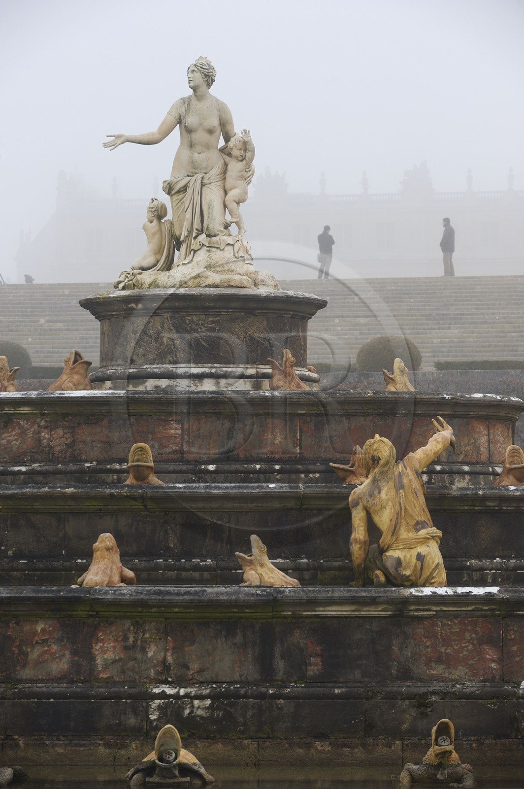 France, Yvelines (78), parc du château de Versailles, classé Patrimoine Mondial de l'UNESCO, statue de le Bassin de Latone dans la brume hivernale
