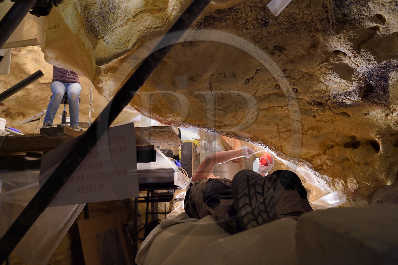 France, Dordogne (24), Montignac, chantier du futur Centre International de l'Art pariétal de Montignac-Lascaux (Lascaux 4), travaux de finitions dans le passage de la grotte reconstituée par l’Atelier des Fac-Similés du Périgord (AFSP) France, Dordogne (24), Montignac, chantier du futur Centre International de l'Art pariétal de Montignac-Lascaux (Lascaux 4), travaux de finitions dans le passage de la grotte reconstituée par l’Atelier des Fac-Similés du Périgord (AFSP)