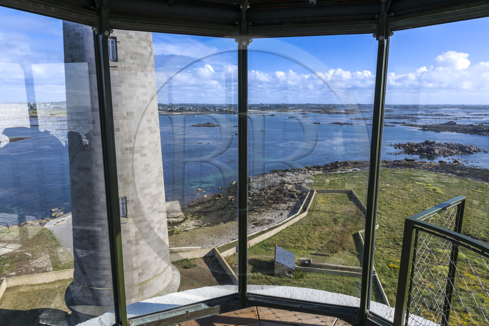 France, Finistère (29), Pays des Abers, Ile Vierge dans l'archipel de Lilia, vue sur l'estuaire de l'Aber Wrac'h depuis le sommet de l'ancien phare de 1845 transformé en écogite