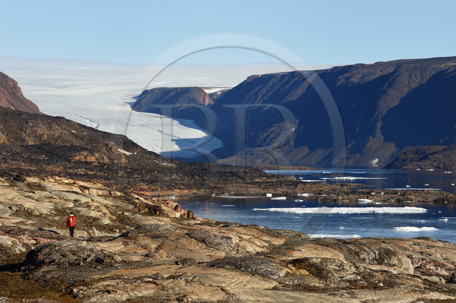 Groenland, cote Nord-Ouest, Smith sound au nord de la baie de Baffin, Inglefield Land, randonnée sur le site de Etah dans le Foulke fjord, campement inuit aujourd'hui abandonné qui servit de base à plusieurs expéditions polaires, glacier Brother John