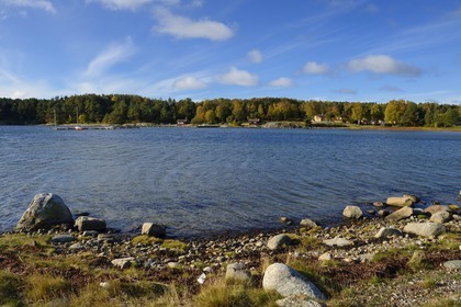 Suède, Västra Götaland, Iles Koster, Sydkoster, maisons et jetée de Bergdalen