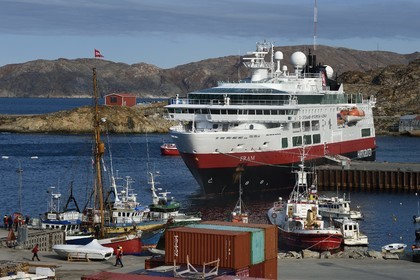 Groenland, cote ouest, baie de Baffin, bateau de croisière MS Fram de la compagnie Hurtigruten dans le port d'Upernavik