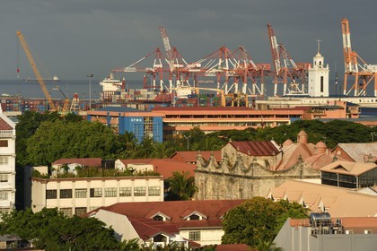 Philippines, Ile de Luzon, Manille, quartier historique d'Intramuros et les grues du port en arrière plan