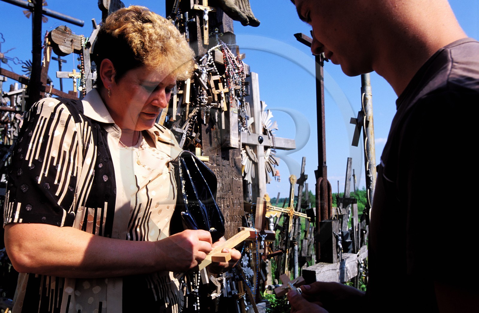 Lituanie (Pays Baltes), la Zemaitija, la colline des Croix au nord de Siauliai, les croix sont déposées par de nombreux croyants