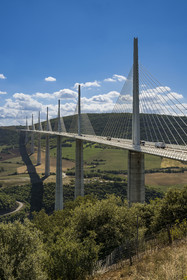 France, Aveyron (12), parc naturel régional des Grands Causses, Millau, le viaduc de Millau des architectes Michel Virlogeux et Norman Foster, entre le Causse du Larzac et le Causse de Sauveterre au dessus du Tarn