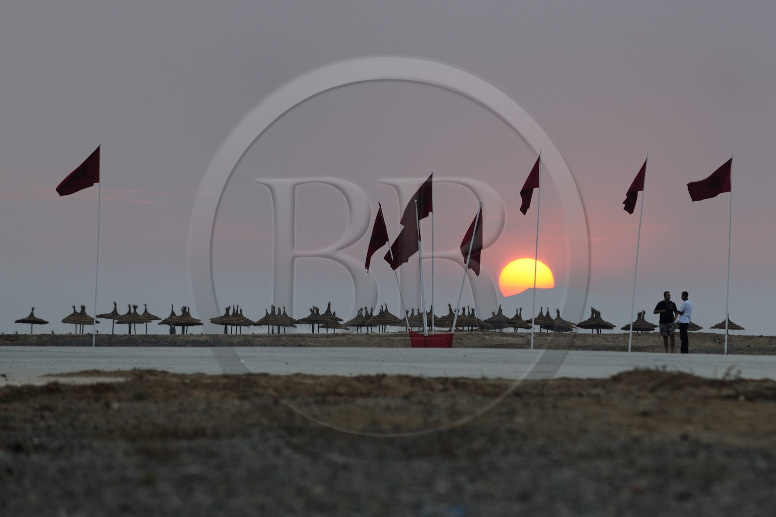 Maroc, région de l'Oriental, station balnéaire de Mediterrania Saïdia, coucher de soleil sur la plage