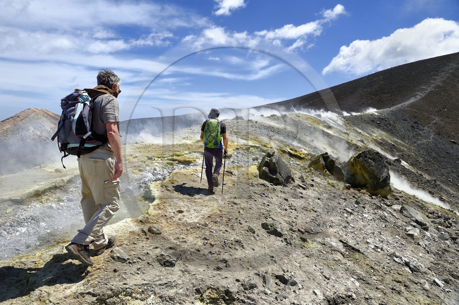 Italie, Sicile, iles Eoliennes, classées Patrimoine Mondial de l'UNESCO, ile de Vulcano, randonneurs dans l'ascension du cratère du volcan della Fossa à travers les fumerolles soufrées