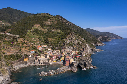 Italie, Ligurie, Cinque Terre, parc national des Cinque Terre classé Patrimoine Mondial de l'UNESCO, village de Vernazza et son port (vue aérienne)