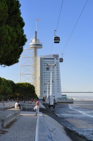 Portugal, Lisbonne, Parque das Nações (Parc des nations) construit pour l'exposition universelle de 1998, la Tour Vasco de Gama hebergeant l'hotel Myriad by SANA Hotels et le téléphérique qui longe le Tage