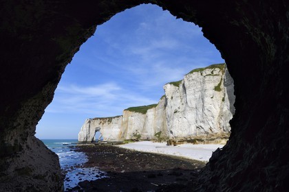 France, Seine-Maritime, Pays de Caux, Alabaster Coast (Cote d'Albatre), Etretat, Manneporte seen from a passage under the pointe de la Courtine, low tide