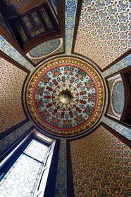 France, Pyrénées-Atlantiques (64), la côte du Pays-Basque, Hendaye, chateau d'Abbadia construit en 1870 par Eugène Viollet-le-Duc pour Antoine d'Abbadie d'Arrast, le fumoir arabe avec sa coupole peinte et parois en staff de style mauresque