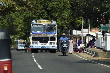 Sri Lanka, province du Centre-Nord, Polonnaruwa, bus intercités privés (pas de couleur rouge)