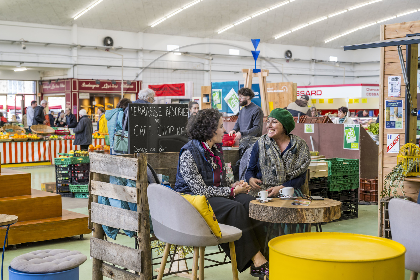 France, Loire-Atlantique (44), Saint-Nazaire, café dans les halles du marché couvert de Saint-Nazaire construites entre 1956 et 1958