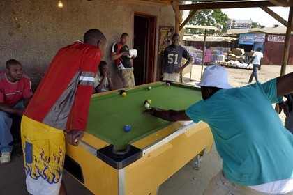 Zimbabwe, Harare, marché de Mbare, joueurs de billard