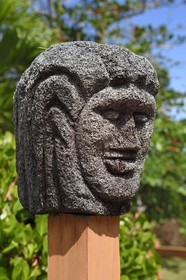 Caraïbes, Ile de la Dominique, Salybia, Territoire Kalinago, Kalinago Barana Autê (le village Caraïbe en bord de mer), grand village des indiens Kalinagos destiné à la mise en valeur et au partage de leurs activités traditionnelles, sculpture traditionnelle amérindienne sur bois de fougère