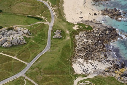 France, Finistère (29), France, Finistère (29), la Côte des Légendes au coeur du Pays Pagan, Kerlouan, plage de Ménéham, le corps de garde, ancien poste douanier XVIIe siècle (vue aérienne)