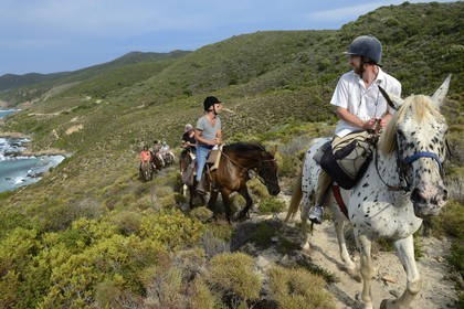 France, Haute-Corse (2B), Nebbio, Punta di l’Acciolu (Acciola), cavaliers en randonnée dans le désert des Agriates