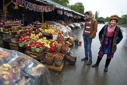 Azerbaïdjan, région de Shamakhi, Qabala, marché aux seaux de fruits et légumes