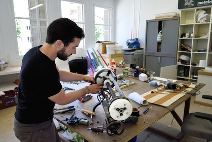 France, Alpes-Maritimes (06), Nice, La Station, espace d’art contemporain situé dans les anciens abattoirs, le plasticien Remi Amiot dans son atelier