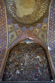 Iran, province d'Ispahan, Ispahan, le palais Chehel Sotoun (des 40 colonnes), classé Patrimoine Mondial de l'UNESCO, la salle de banquet décoré de grandes peintures historiques exaltant la magnanimité ou le courage guerrier des différents grands souverains de la dynastie safavide