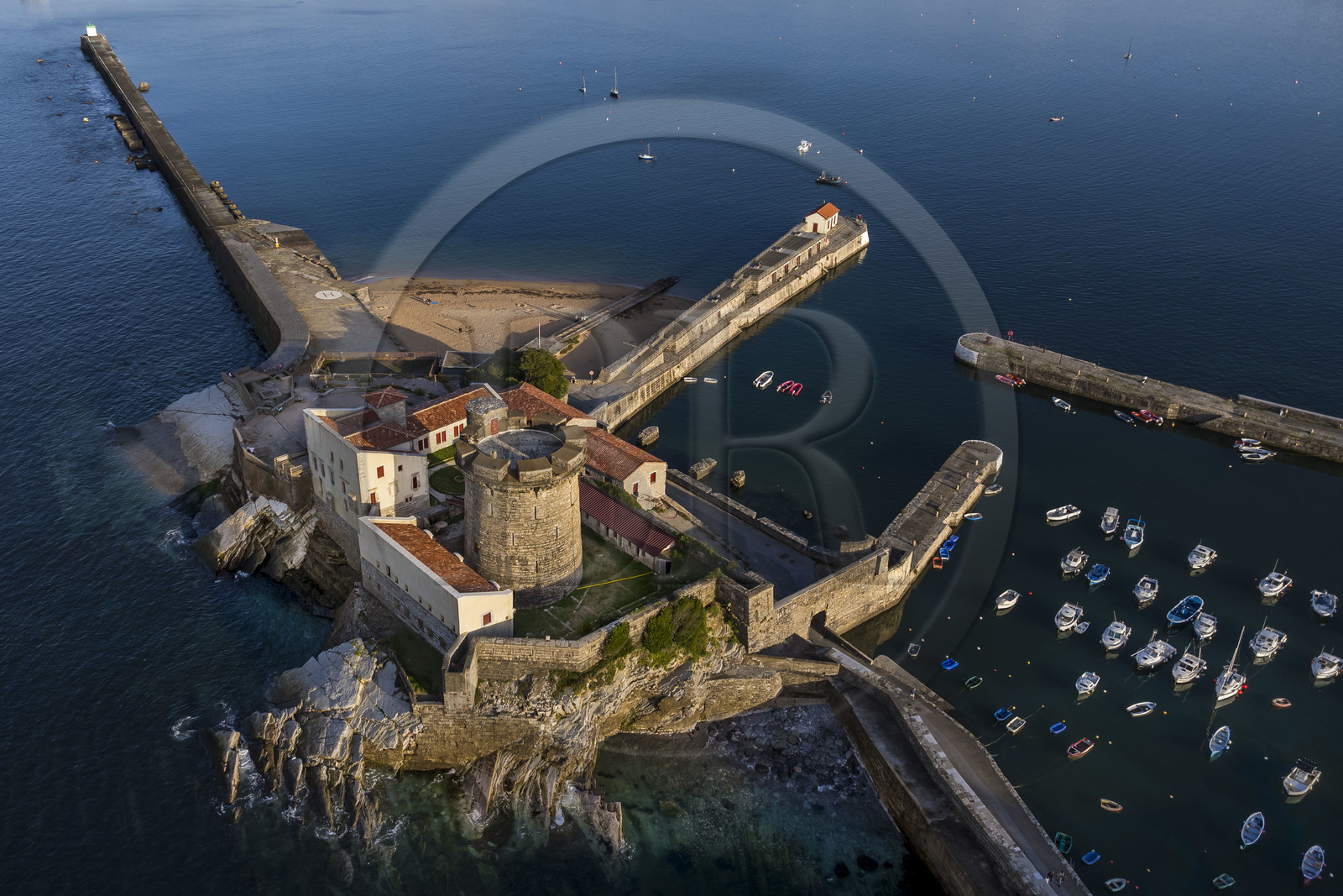 France, Pyrénées-Atlantiques (64), la côte du Pays-Basque, Ciboure, le fort de Socoa construit sous Louis XIII remanié par Vauban et son petit port de plaisance dans la baie de Saint-Jean-de-Luz (vue aérienne) France, Pyrénées-Atlantiques (64), la côte du Pays-Basque, Ciboure, le fort de Socoa construit sous Louis XIII remanié par Vauban et son petit port de plaisance dans la baie de Saint-Jean-de-Luz (vue aérienne)