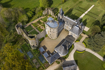 France, Vendée (85), Sèvremont, le chateau de la Flocellière, gite et chambre d'hotes (vue aérienne)