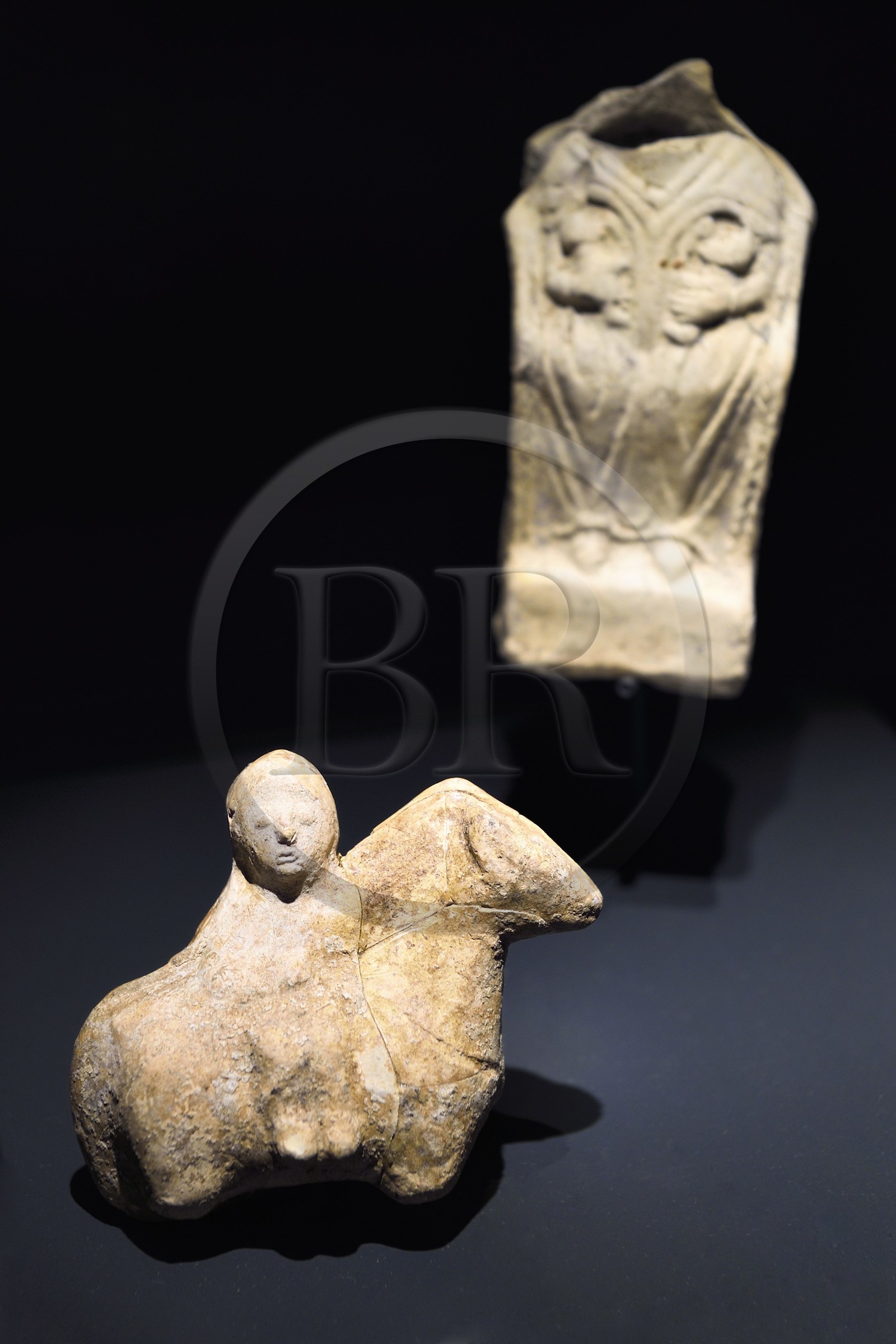 Suisse, canton du Valais, Martigny, Fondation Pierre Gianadda, Musée gallo-romain, Epona, déesse-mère gauloise au cheval et à cheval (terre cuite)