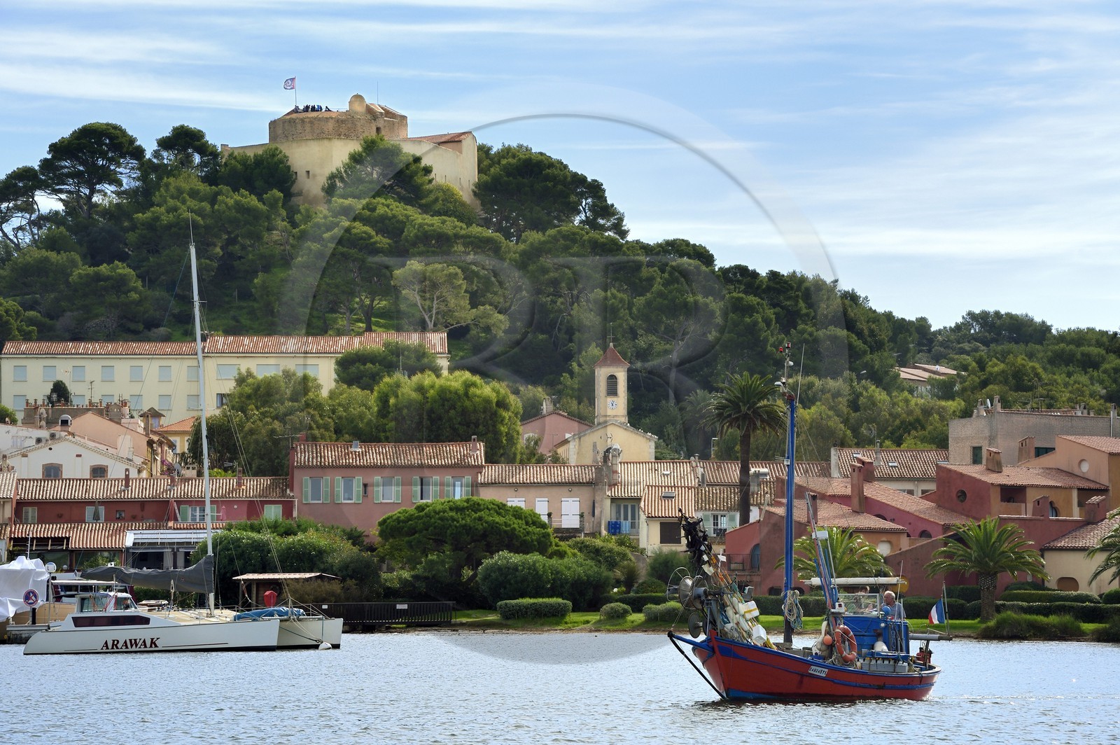 France, Var (83), Iles d'Hyères, parc national de Port Cros, Ile de Porquerolles, Bernard Samuel dit Sam le pêcheur sur son pointu (bateau) Le Corailleur quittant le port de Porquerolles dominé par le Fort Sainte-Agathe